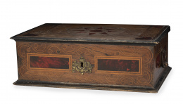 1099.  Caja de madera de palosanto, carey y boj.Trabajo español, S. XVIII.