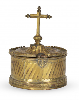 519.  Píxide de cobre dorado.Trabajo español, S. XVI - XVII.