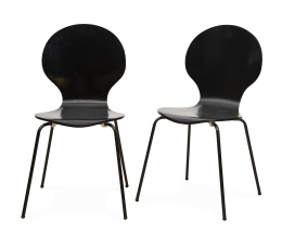 1336.  Pareja de sillas de madera lacada de negro y acero tubular cromado.Copenhague, Dinamarca.