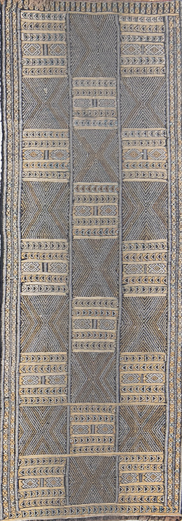 1168.  Alfombra marroquí de pasillo decorada con cuadrados.