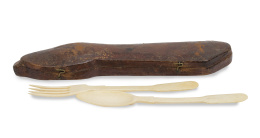 1142.  Estuche en piel gofrada para cazador, con tenedor y cuchara de hueso.Trabajo francés, S. XIX.