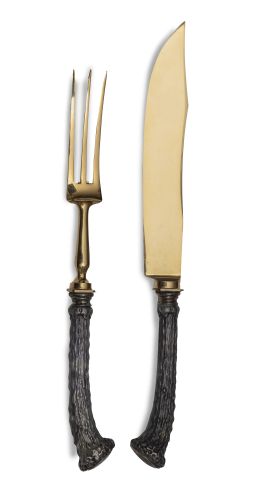 623.  Lote de dos cubiertos de servir de plata vermeille con mango simulando un tronco.S. XX.