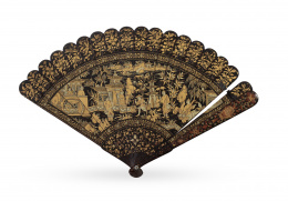1245.  Abanico brisé de madera lacada y dorada con escena palaciega y cinegética.China, h. 1810.