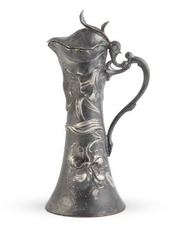 1099.  Jarro Art Nouveau de estaño. Con marcas.Trabajo centroeuropeo, h. 1890.