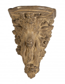 682.  Ménsula de estilo Luis XVI con cabeza de carnero en terracota.Francia, S. XIX.