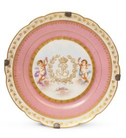 704.  Plato Luis Felipe de porcelana esmaltada y dorada con esmalte en rosa e iniciales entrelazadas bajo corona real, flanqueadas por querubines.Sévres, 1846.