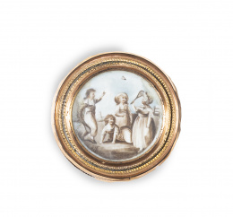 1232.  Cajita Luis XVI de símil de carey y plata dorada, con pintura en la tapa con niños jugando.Francia, h. 1800.