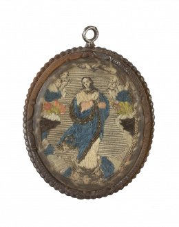 1091.  Medalla devocional de dos vitrales con marco de hierro y bordado con la Inmaculada, papel pintado.España, S. XVIII.