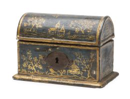 1175.  Cofre de madera de pino lacada de verde y dorada.España, ff. del S. XVIII - pp. del S. XIX.