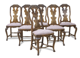1077.  Juego de seis sillas estilo Reina Ana de madera de nogal tallada.España, S. XIX.