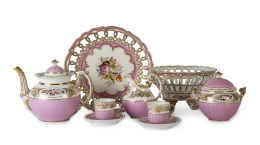 1127.  Juego de té de porcelana esmaltada de rosa y dorada con decoración de ramilletes.París, mediados del S. XIX.