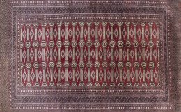 572.  Alfombra en seda de campo granate, con decoración geométric
