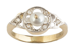 95.  Sortija de pp. S. XX de diamantes con decoración calada y perla central