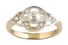 95.  Sortija de pp. S. XX de diamantes con decoración calada y perla central