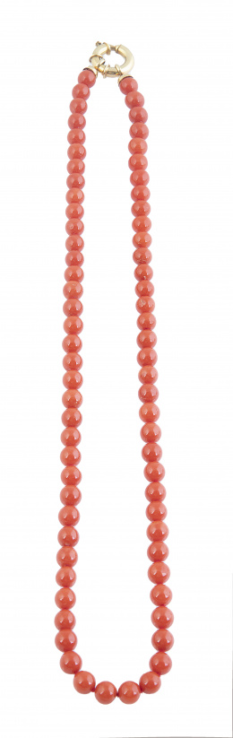 86.  Collar de cuentas de coral con cierre de timón