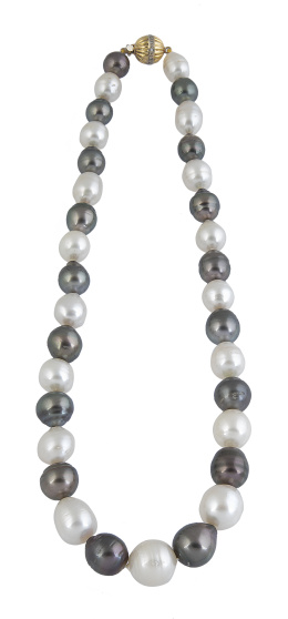 366.  Collar de perlas australianas y de Tahití alternas, de tama
