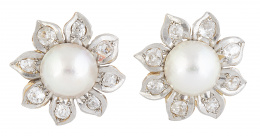329.  Pendientes diseño flor con perla mabe central y pétalos de brillantes de talla antigua