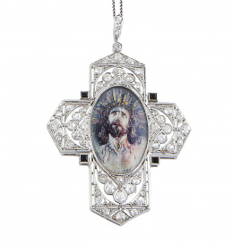 64.  Cruz colgante Art-Decó de brillantes con centro oval de miniatura de Cristo, y decoración calada y cuajada de brillantes en los brazos de la cruz 