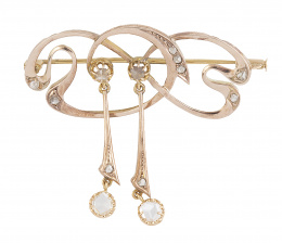 91.  Broche Art-Nouveau con diamantes en diseño de cintas entrelazadas con dos barras colgantes