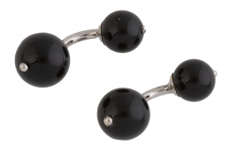 439.  Gemelos dobles de esferas de ónix de dos tamaños con brillantes en chatón en la de mayor tamaño