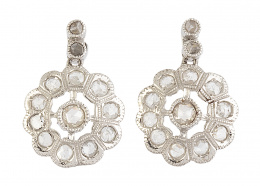 149.  Pendientes largos de rosetón de diamantes, que penden de dos chatones de diamantes