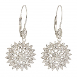 137.  Pendientes largos con rosetón de brillantes colgante a modo de flor, que pende de barrita ojival de brillantes