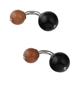 440.  Gemelos dobles de esferas de ónix y coral con un brillante en la de mayor tamaño