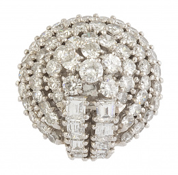288.  Sortija con diseño de cúpula de brillantes y brillantes talla carré en diseño asimétrico