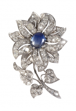 359.  Broche flor de brillantes con cabujón de zafiro central, compuesta por pétalos calados engastados a diferentes alturas