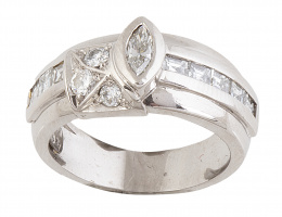 314.  Sortija con diamante talla navette central, combinado con diamantes carré y brillantes adornando la montura en diseño asimétrico