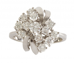 331.  Sortija de brillantes engastados en garras a diferentes alturas y combinados con cintas de oro liso