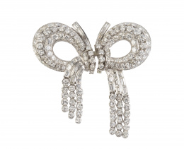 412.  Elegante broche lazo doble clip años 50, de brillantes y baguettes con cascadas de chatones de brillantes colgantes