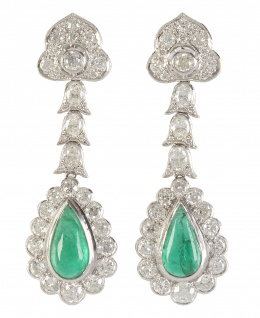 360.  Pendientes largos de brillantes con esmeraldas talla gota orladas de brillantes colgantes