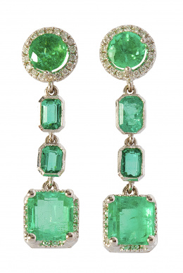 275.  Pendientes largos de brillantes y esmeraldas, con cuatro esmeraldas de diferentes tallas articuladas