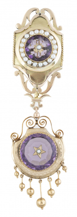 36.  Broche S. XIX en diseño de cartela, con amatista central orlada de perlas finas y adornada por flor de perla central