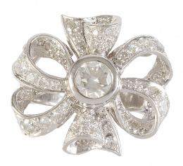 378.  Sortija flor con lazo de de cintas entrelazadas de brillantes y brillante central en chatón de 0,50 ct aprox