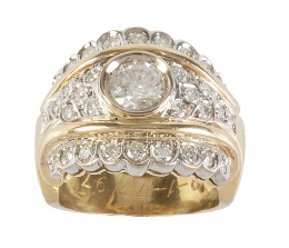 356.   Sortija ancha de brillantes con brillante en chatón central de 1 ct aprox, entre bandas de brillantes 