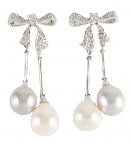 328.   Pendientes largos con lazo de brillante superior del que penden perillas de perlas gris y blanca de 9 mm