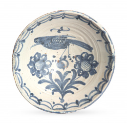 533.  Cuenco de cerámica esmaltada en azul de cobalto y blanco con ave y flores.Fajalauza, taller granadino, S. XVIII.