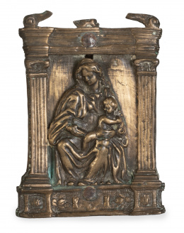 530.  Portapaz de bronce dorado con la Virgen y el Niño.España, S. XVI.