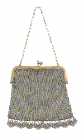 424.  Bolsito Art-Decó en malla de plata y vermeill con cierres de cabuchones elevados de zafiros