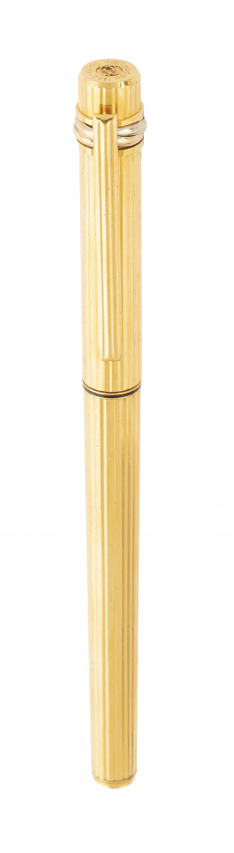445.  Pluma estilográfica MUST CARTIER Trinity 805465, en plaqué or y decoración estriada
