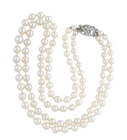185.  Collar años 50 de dos hilos de perlas cultivadas de tamaño creciente hacia el centro, alternas con pequeñas perlas, con cierre broche de brillantes