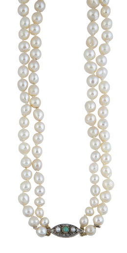 155.  Collar de pp. S. XX con dos hilos perlas cultivadas de tamaño creciente hacia el centro
