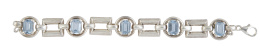 68.  Pulsera Art-Decó con topacios azules de talla rectangular y eslabones geométricos calados en plata maciza