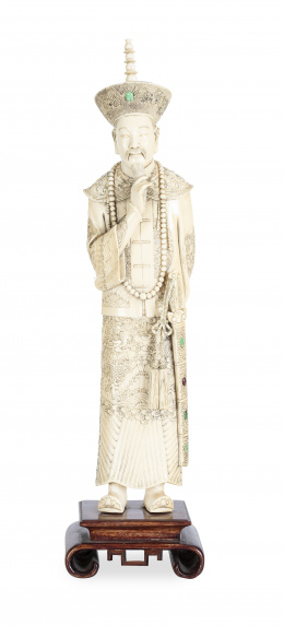 679.  “Emperador”.Figura de marfil tallado.Trabajo chino, ff. del S. XIX - pp del S. XX.