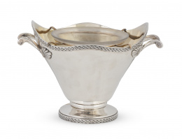 574.  Caviarera de plata e interior vermeille con cristal tallado. S. XX.