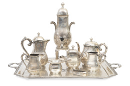 1263.  Juego de café y té de plata de estilo Luis XIV, ley 916. Con marcas.España. S. XX.