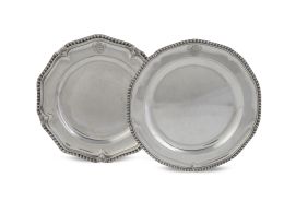639.  Dos platos blasonados de plata en su color, decorados con cordoncillo y conchas. Con marcas, apócrifas.Inglaterra.