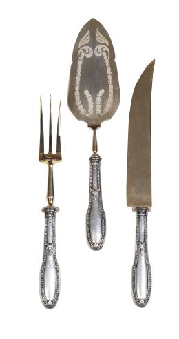 636.  Lote de tres cubiertos de servir de plata y plata vermeille. Ley 800, con marcas.Alemania, primera mitad del S. XX.